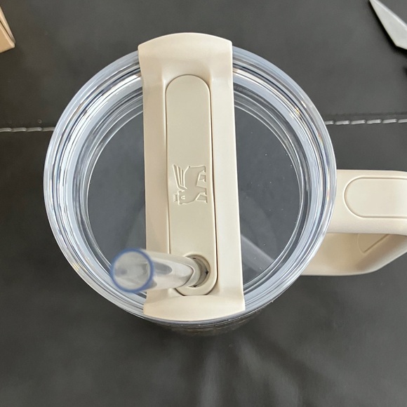 Stanley Quencher H2.0 Tumbler - Elegant Gold - Picture 5 of 7